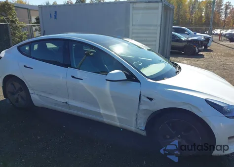 2021 Tesla Model 3 Standard Range Plus Rear-Wheel Drive z USA, uszkodzony, nr VIN 5YJ3E1EA2MF046412
